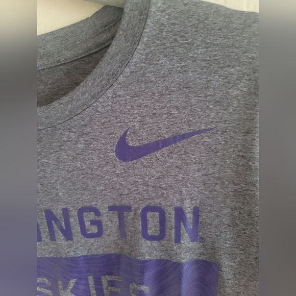 Nike Washington Huskies , The Nike Tee,‎ Dri Fit, Athletic Cut, Size Small - Picture 4 of 4